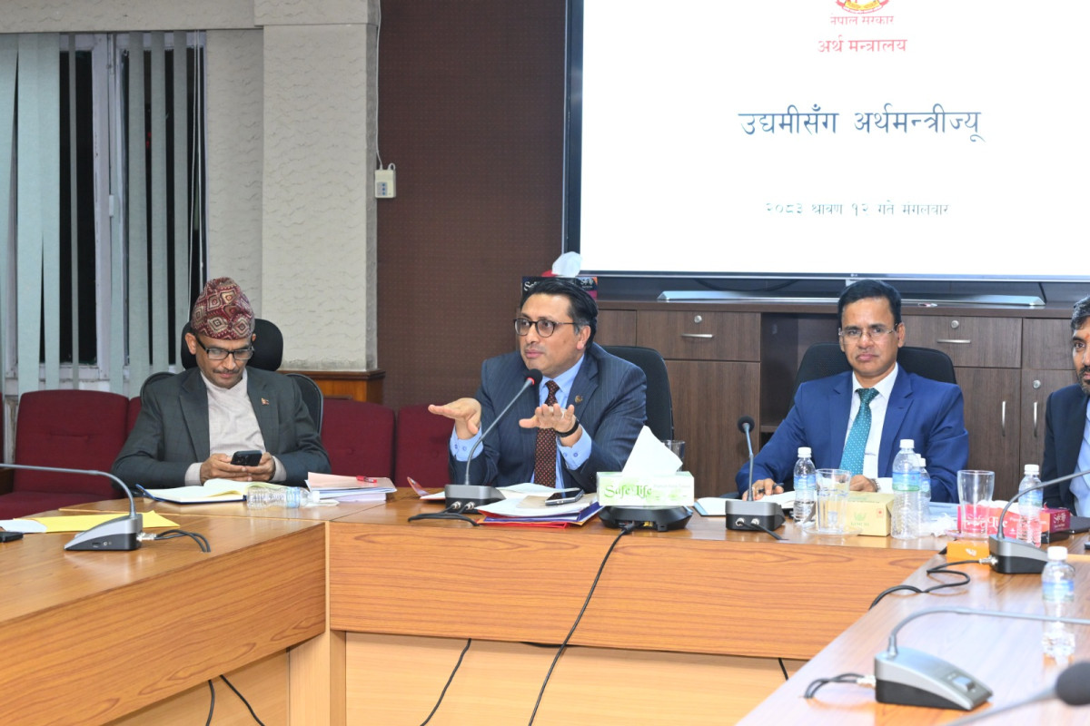फोटोमा हेर्नुहोस् अर्थ मन्त्रालयमा उद्योगीहरूसँग बजेट कार्यान्वयन छलफल